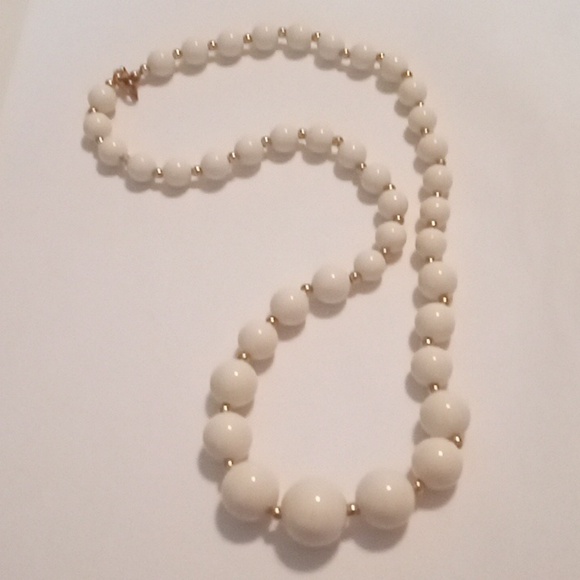 #485. 4 Piece Acrylic Necklace And Bracelet Bundle - Picture 2 of 10